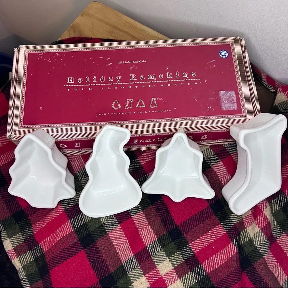 Williams Sonoma 4 Holiday Ramekins New in Box